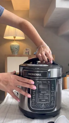 Panela de pressão elétrica, vai ou passa? ✨ Testei esse modelo da Mondial de 3litros e adorei. Ela é compacta, não ocupa muito espaço na bancada e serve muito bem para os preparos do dia a dia. Eu gosto de usar o modelo elétrico quando estou com o dia mais corrido pois me auxilia de forma prática, por exemplo, coloco o feijão e vou limpar a casa, a panela prepara e depois desliga sozinha, sem eu precisar me preocupar. Outro dia eu coloquei a lata de leite moça, fui tomar banho e quando voltei, a panela já estava desligada e a pressão saindo com segurança. Neste mês de fevereiro este modelo está em promoção na Preçolandia. Vou mostrar os detalhes nos stories 😉 O que você acha de panela de pressão elétrica? Beijos da Ary 😘 #precolandia #panelaeletrica #panelaeletricadepressao #mondial #receitaspaneladepressaoeletrica