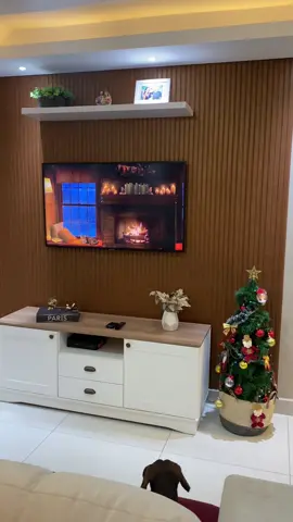 A sala da minha irmã ficou linda né? Esse riapdo autocolante é la do @meurodape 🧡 Use nosso cupom: AP903 . . Me segue lá no Inta: @ap_903 #antesedepois #transformacao #decoracao #reformadecasa #painelripado 