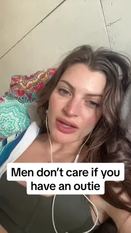 #stitch with @UpDating THE RIGHT PEOPLE DO NOT CARE. I know so many outies are insecure but it is a rarity for people to have a problem with an outie. I know its easier said than done, but we need to stop centering ourselves around what wr think are men’s desires. Outies, innies, inbetweenies are all normal #bodypositivity #outiegang #brookeschofield #mattrife #roastbeef 