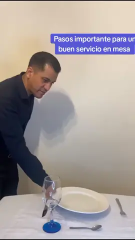 Sirviendo con vocación... - - #meseros #servicioeficaz #tipscarlitoswaiter #servicioenmesa #waiters #camareros #comensales #mesa 
