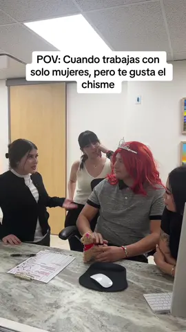 Con que te gusta el chisme ☕️🐸 #equipodesueños #frontdeskchronicles #humor #oficinatiktok #foryoupageofficiall #lawfirm #abogadosdeinmigración #foryoupage❤️❤️ #officehumor #alonsoalonsoattorneysatlaw #chismes #workbesties 