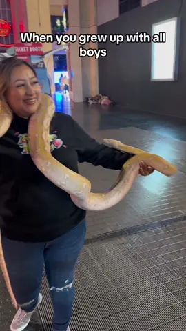 You learn to be tough. Grew up with all boys and now I have 3 boys.  Cuando creciste con puros hombres, hermanos, tios y ahora tienes 3 hijos. No tienes otra opcion que ser fuerte 🦾😂#parati  #andamosalmillon #momofboys #toughgirl #snake #toros #rancho #bulls #animalsoftiktok #lasuma
