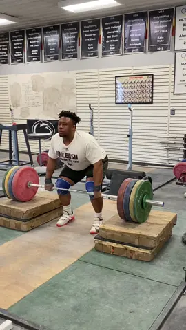 Getting back into it. 17 weeks out #TalkToEm🗣️ #BOUTDAT #shotput #discus #thrower #spin #glide #70Feet #throwertok #trackandfield #athlete #viral #training #strengthandconditioning #txst #usatf #killeentx 