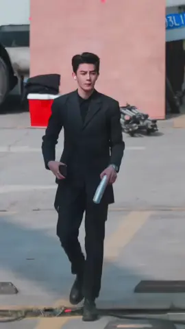 So good looking with that outfit 🖤 #夏之光 #xiazhiguang #阮南烛 #ruannanzhu #TheSpirealm #fyp 