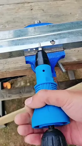 Electric drill instantly transforms into a rivet gun, one click adjustment for pull-out nails, saving time and effort, fast nail pulling!#hardwaretools #foryou #highperformanceutilitytool #fyp #tiktok 