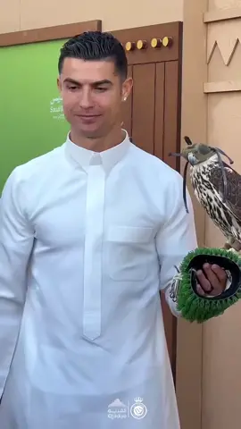 @viva7ronaldo7 Cristiano congratulated everyone on the founding day of Saudi Arabia!🇸🇦🗡️ 🦅 with an eagle in his arms and in the national dress thobe, which suits him very well😍 I also congratulate all Saudis! and wish prosperity and strong iman (faith) to your country💚 filmed on 19/02/24 celebrating on 22/02/24