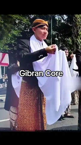 Tampan, Gagah, dan Berani siapa lagi kalo bukan RI 2 kita🥰 tingkah anehnya ada aja Mas Gibran RakaBOOMING🫰 #gibranrakabumingraka #gibranrakabuming #samsul #gibrann #🗿 #meme #viral #fyp #trending #gibrancore 