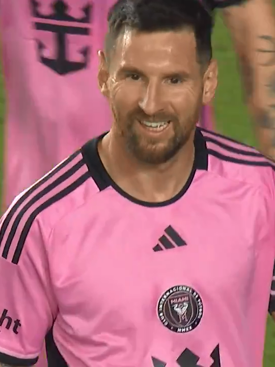 Leo nie potrafi się powstrzymać przed kiwaniem. Dziubnął nawet leżącego z kontuzją przeciwnika!  ;) #messi #leomessi #intermiami #goat