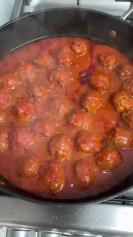 קציצות ברוטב שילדים אוהבים ❤️ לוקחים בצל לבן 1 ותפוח אדמה 1 ,  קוצצים לחתיכות קטנות/ עיסה  מצרפים פנימה חצי קילו בשר טחון  כפית מלח , מעט פלפל שחור , פפריקה אדומה כפית , שמן , פירורי לחם ומערבבים יחד היטב ומניחים בצד . בנתיים עוברים להכנת הרוטב -  מטגנים מעט בצל עם שמן זית ,  מוסיפים קופסא קטנה רסק עגבניות  קופסא אחת של עגבניות מרוסקות  כפית מלח , כף פפריקה, כפית סוכר , 2 כוסות מים ומערבבים  סוגרים את הסיר לבישול קצר ובנתיים מכינים את הקציצות . מכניסים את הקציצות פנימה , לאחר רבע שעה להפוך אותן ולשים רוטב מלמעלה , סוגרים לעוד רבע שעה והסיר מוכן ! מכינים סיר קטן של אורז לבן בצד ואין ילד שלא יתלהב מהמנה הזו ❤️