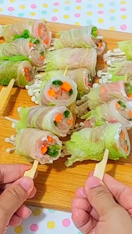 สุกี้โรลเสียบไม้  มือเย็นเบาๆเพื่อสุขภาพ #สุกี้ #สุกี้โรล  #tiktokพากิน  #ห้องครัวtiktok 