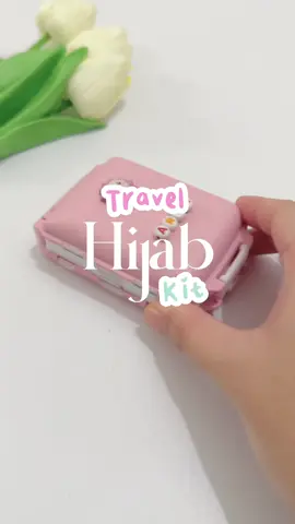 Benda yang wajib ada di tas buat para wanita sih! Karena suka ajatuh kelupaan naro pentul, kancing lepas atau ilang ikat rambut😝 ini solusinya box jarum pentul ✨ #ciliktravelkit #ciliktravelkithijab #travelkithijab #baranglucumurah #boxjarumpentul #racuntiktok #fyp #fypdong #xyzbca 