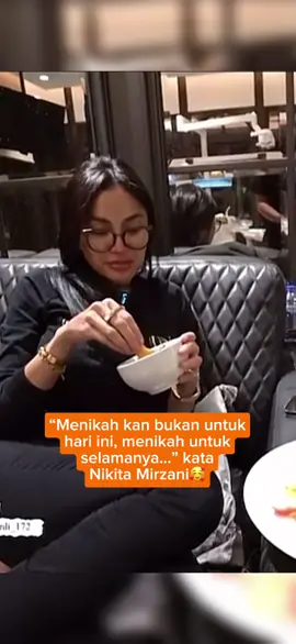 Nikita Mirzani salah tingkah disinggung soal kapan kepelaminan dengan pacar barunya mas Rizky, sekpri pak Prabowo  #crazynikmirreal  #nikitamirzani #nikitamirzanimawardi_17 #rizkyirmansyah #berpacaran #pasanganhits #fyp 