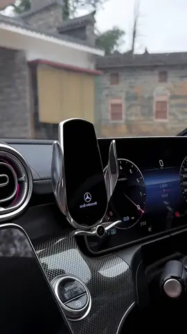 Who would refuse this car phoe holder 😎 Auto open and lock 👌🏻 #cargadgets #carphoneholder #carlife #mercedesbenz 