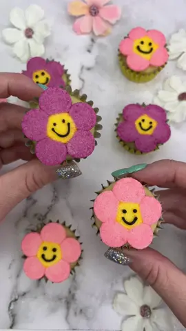 Flower power ✌🏼🌸🌼 #cupcake #cakedecorating #cupcakedecorating #flowers #spring #baking #caketok 
