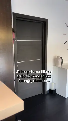 Elle mange des éponges 😂😂#unpapacommecaourien #mameretonperelamouretmoi #martialblin #martialetcynthia #daddysgirls #humour 