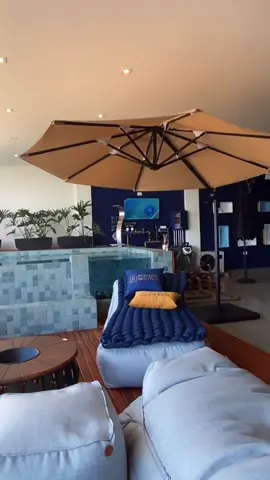 Ombrellone lateral Ronchetti ✔️diâmetro 3 metros ✔️ estrutura em alumínio pintado em epóxi preto ✔️ cobertura em polieter bege escuro  ✔️ 7 posição de inclinação  ✔️ rotação 360° ✔️ base de fixação  ✔️ 4 base em concreto  ✔️peças de reposição   #protecao #sol #verao 