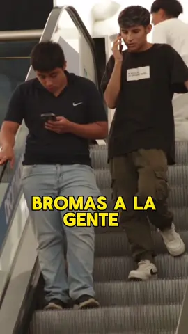 MMM PATAS🥹#bromas #bromasenlacalle #bromasadesconocidos #bromasescaleras#humor #talca #chile #humornegro 