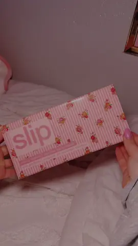 It is gorgeous i LOVEE it🙈💞🫧 #unboxing #sleepingmask #eyemask #pink #fyp 