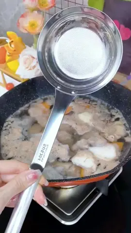 Thìa tạo bọt này rất tiện lợi và thiết thực, có thể dùng để tạo bọt và lọc cặn dầu. Rất tiện lợi. Hãy tận dụng hoạt động này và nhanh chóng làm một #thialocdau #giadungnhabep #tienich #thietthuc #jizonguyen 