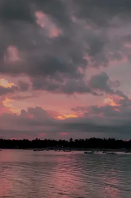 mata bisa lupa siapa yang ia lihat, namun hati tidak akan lupa siapa yang ia cintai. #senja #sunset #pantai #beach #galaubrutal #foryou #fyp 