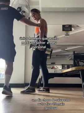 Ele me beliscando para não gritar na acad kkkkk eu sofro mas fico mais gostosa 🤝 #fyp #humor #gym #GymTok #Fitness #treino 
