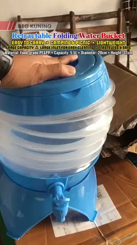 📦READY STOCK | COD🇲🇾 Bekas Air Plastik Boleh Lipat Foldable Retractable Water Bucket, Drink Dispenser, Juice Beverage Dispenser with Spigot Faucet for Outdoor Gathering, Camping, Picnic 📌 FEATURES 🪣 Outdoor Folding Drinking Water Bucket: This collapsible water container is designed for outdoor use, perfect for camping, traveling and other outdoor activities. It's a convenient way to store and transport water or other beverage. 🪣 High Quality Material: Made of durable material, this water container is built to last, it can withstand the rigors of outdoor use while maintaining its shape and functionality. 🪣 Adjustable Faucet: The water bucket comes with an adjustable faucet that allows you to control the flow of water easily. Please adjust the faucet before use to prevent leakage. Please note that this is a placement water storage bucket and should not be hand carried when full of water or other liquids. 🪣 Multiple Uses: Collapsible and ultralight, you can fold it up when you don't use it, space saver. Great for outdoor activities such as fishing, boating, camping, hiking, backpacking, climbing, etc. 🪣 Versatile Use: Apart from storing water, it can also be used for storing beer, juice or any other beverage during your outdoor trips making it a versatile addition to your camping gear. 📌 SPECIFICATIONS Material: Food Grade PP & PE Plastics Color: Blue Volume: 5.5L Diameter: 20cm Height: 37cm #bekasair #bekasairlipat #bekassimpanair #botolair #bekasaircamping #bekasairpicnic #foldingwaterbucket #waterstorage #campingwaterbottles #maharajatiktok #wanoutdoortravel 