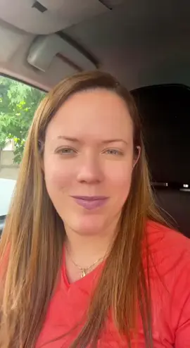 ¡Hola querida comunidad de líderes! 💼💫 Hablemos de algo importante: ¡el poder que reside dentro de cada uno de nosotros! 💪🏽✨ Es fácil caer en la trampa de culpar a factores externos por nuestros desafíos. Pero la verdad es que el verdadero cambio comienza desde adentro. 🔄 Imagina esto: ¿Intentarías demoler una pared a cabezazos? 🤯 ¡Seguro que no! Porque sabes que solo terminarías lastimándote. De la misma manera, culpar al dólar, al trabajo, al tráfico o a la competencia por nuestros problemas es como golpear esa pared. 🚧 ¿Qué pasaría si en lugar de eso, nos preguntáramos: 