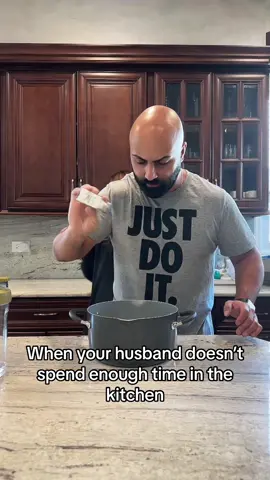 When your husband doesn’t spend enough time in the kitchen #fyp #humor #couplestiktok #marriedlife #thedad #funnyvideos #wifelife #lol #wifeandhusband #parenting #tiktokfamily #younesfamily 