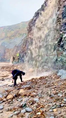 Here is an ammonite rock that we found amongst the boulders and opened up with our hammer 🏝🌊 Inside, a stunning ammonite from the Jurassic 😍🦑 This ammonite is around 180 Million Years Old 💀  If you’d like an ammonite rock to crack open, please message us directly @yorkshire.fossils or visit our website Yorkshirefossils.NET 🦕 For more videos, check out our YouTube channel Yorkshire Fossils 🏝 Thanks for supporting our page! 🐊 #natural #nature #fossil #fossils #ancient #animals #art #ammonite #ammonites #dinosaur #scientist  #minerals #paleontology #whitby #geologist #dorset #geology #charmouth #jurassic #yorkshire #fyp 