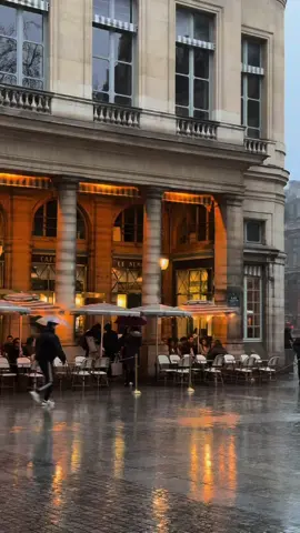 paris in the rain 🤍 #paris #parisianlife #rainyparis #rainparis #cinematic #nostalgia #lifeinparis 