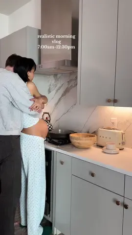 it’s been a while since I’ve made on of these! Do we like these? 🫶🏽 Also the watch on my stove hasn’t worked properly since moving in🫠 #momtok #pregnancy #toddlersoftiktok #morningroutine #morningvlog #fypシ #breakfast #pancakes 