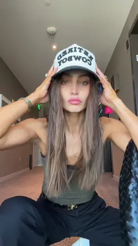 making wet hair & no makeup a thing 💃🏼 also hat or no hat? 