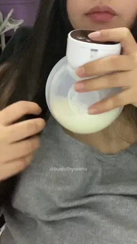 Perfect 'to sa mga first-time mom and working mom 🫶🏻 Makaka-save ka talaga ng time with this wearable electric breast pump 🥰 #budolbywana #budolbywanaa #jowanutella #breastpump #electricbreastpump #momyso 