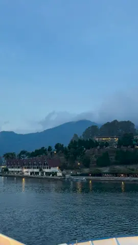 Kapan terakhir kelen naik kapal di Danau Toba? 🎥 @deny_gusman #wondersumut #danautoba #laketoba #samosir #sumut #view 