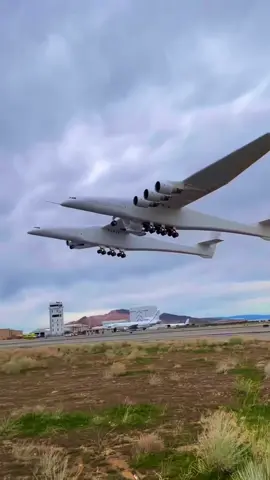 The world’s largest aircraft taking off! Congratulations to the Stratolaunch team on Flight 13! ✈️👏🏻 (🎥: @chasecameronphotography) #aviation #plane #travel #airplane #airport #aircraft #aviationlovers #aviationlife #aviationdaily #fyp #foryou 