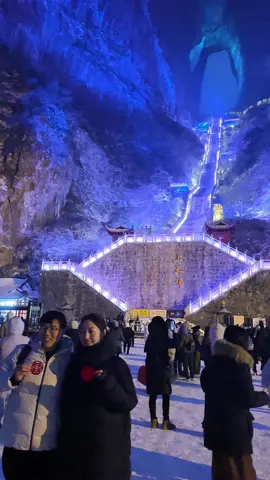 冬天的天门洞夜景，有着独特的魅力。整个景区笼罩在寒冷的气息中，透露出一种神秘而宁静的氛围 📍天门洞，天门山，张家界市，湖南省 📍Tianmen Cave, Tianmen Mountain, Zhangjiajie City, Hunan Province #天门洞  #天门山  #张家界  #tianmencave  #tianmenmountain  #zhangjiajie 
