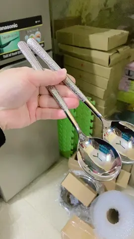 Thìa muỗng đẹp ăn gì cũng ngon miệng các c nhỉ☺️ thìa cán khắc cho các c ăn cơm , ăn chè …. sang xịn lắm nha 🥰 Hàng chuẩn inox 18/10 , thìa nhà e khác nhiều mẫu trôi nổi trên thị trường nên các c phân biệt giúp e nha🤭 riêng mua hàng bên e các c cứ kiểm tra hàng thoải mái trước khi thanh toán 😍thìa kém chất lượng hoàn về cho e ko mất phí nha🤭 Hàng có sẵn#thìainox #dobeptot #inox1810 #xuhuong 