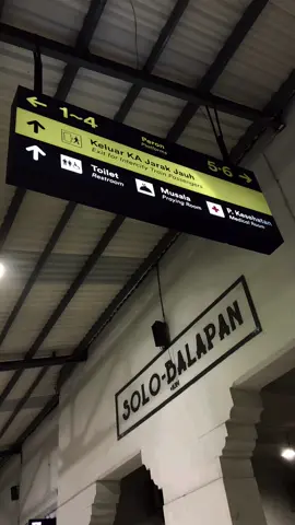 Stasiun Solo Balapan dini hari🤩 #surakarta #solo #stasiunbalapan #stasiun #kereta 