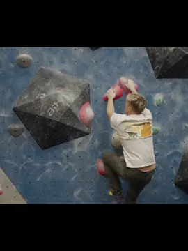 This Swedish giant defies the rules of climbing . PART3#foryou #climbing #magnusmidtbø #viral 