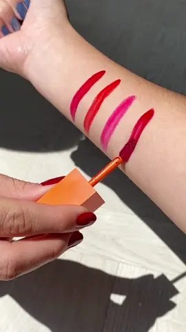 Para as apaixonadas por lábios corados de modo duradouro e com acabamento natural, o nosso Acqua Tint é a escolha perfeita! Com quatro tons incríveis, além de proporcionar uma aparência deslumbrante, oferece uma série de benefícios para os lábios, incluindo extrato de frutas vermelhas, pantenol, óleo de rícino hidrogenado e extrato de aloe vera.  Não perca a chance de ter o seu! 🌟 #maquiagem #makeup #make #maquiagembrasil #marimaria #marimariamakeup 