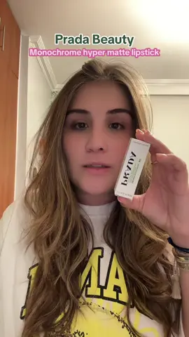 Probando el nuevo lipstick de @pradabeauty y debo decir que me ha gustado un MONTON 💖✨🫰🏼 ando pensando si me compro otro… 😭😂  #prada #pradabeauty #beauty #makeup #makeuptips #luxurymakeup #maquillajeprofesional #fyp #makeuplook 