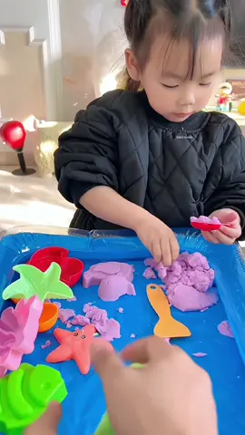 No child can resist the joy of playing in the sand. This space sand set is safe, odorless, easy to shape, easy to clean, and not sticky. It can also cultivate children's imagination and hands-on ability#BabyProducts #kidstoys #spacesand #braingame #toy #fyp 