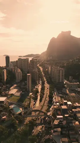 🔹🇧🇷 QUAIS DESSES LUGARES VCS CONHECEM?! . Video repost 🎥 #ulyssespadilha . . . . . . . . . . . . . #rj #riodejaneiro #cariocando #drone #imagensaereas #djimi4pro #djimini3pro #djiglobal #ipanema #rocinha #saoconrado #leblon #barradatijuca #beautifuldestinations #cenadefilme #cenascariocas #meuriodejaneiro #brasilbrasileiro #brazil #videomakerrj #landscapephotography #fotografosrj #gilbertogil #destinorj #veja#prefeituradorio