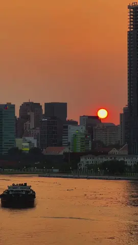 Tôi đi tìm hoàng hôn ở khắp những nơi xa, mà quên mất rằng: gần ngay trước mắt cũng có những chiều vàng đẹp đến nao lòng…✨ #phamdinhthaingan 