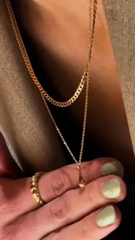 Simplicity is key ✨ #sustainablejewelry #akind #stack #solidgold #finejewelry #recycledgold #Sustainability #droppendant 
