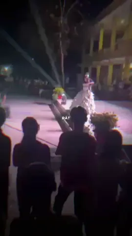 Sự xinh đẹp của Lưu Ngọc Trăm và những cố gắng của các bạn thiết kế