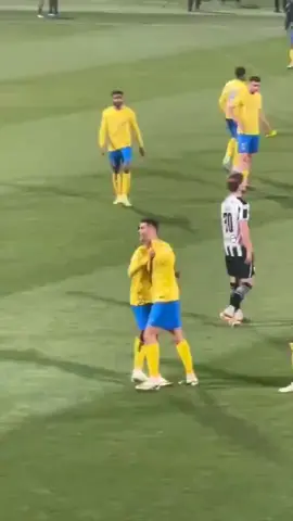 FICOU PISTOLA! 🫣 CR7 será INVESTIGADO pelo Comitê Disciplinar da Liga Saudita por conta desse gesto em direção à torcida do Al-Shabab, no último domingo (25). O gajo escutou gritos de 