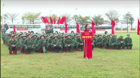 Anh đang mùa huấn luyện... đêm anh thức nhiều vì anh mải làm giáo ánnnn... 