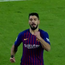 Vem de ré pro luisito... #suarez #luissuarez #skillsfootball #skills #barcelonafc #laligahighlights #suarez9 #crescernotiktok #foryou #fyp #fyy #viral #viralvideo 