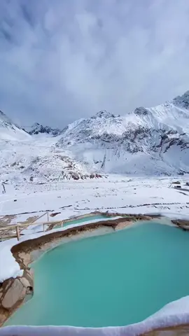📍 Termas Valle de Colinas, Cajón del Maipo - Chile A aproximadamente 100 km da capital ficam as termas de colina. Esse video foi feito no inverno. No verão é fácil de chegar, mas no inverno é bem dificil porque acumula bastante neve no caminho. Esse ano vamos tentar algo novo. Já imaginou passear de moto de neve? É isso msm produção, passeio de moto de neve no Chile? Não brinca com meu coração 😍 #chile #viagemtiktok 
